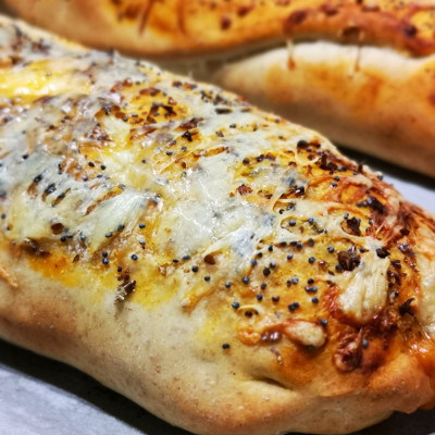 Selbstgebackenes Käsebrot